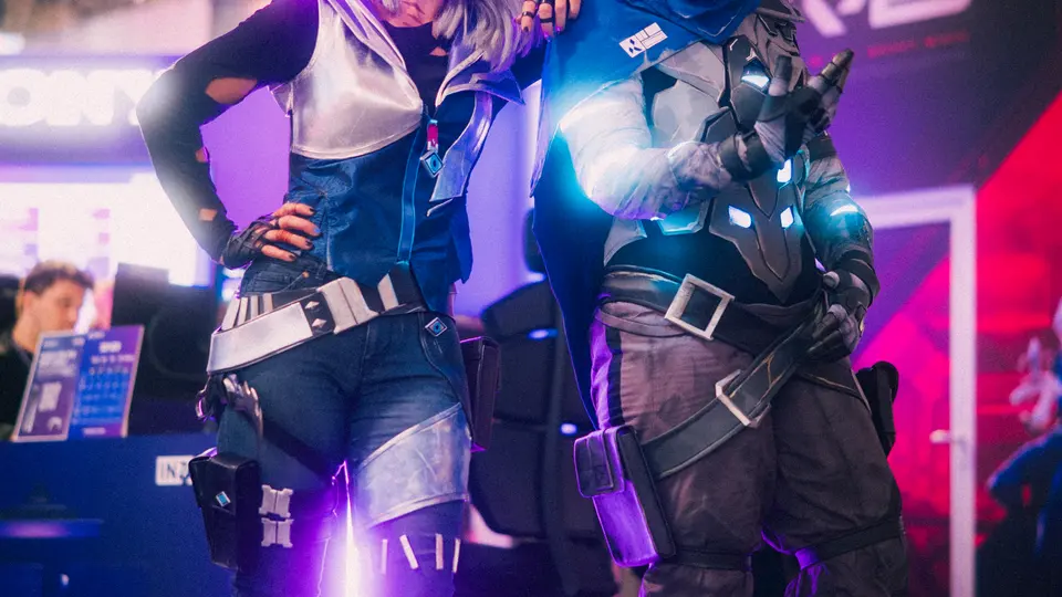 Walking Act – Cosplay Wagekrieg aus Arcane in starker Pose