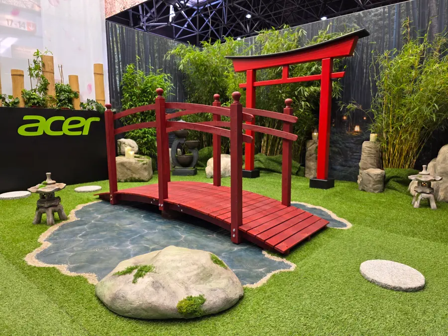 Acer auf der DoKomi 2026 – japanischer Garten mit roter Brücke und Torii