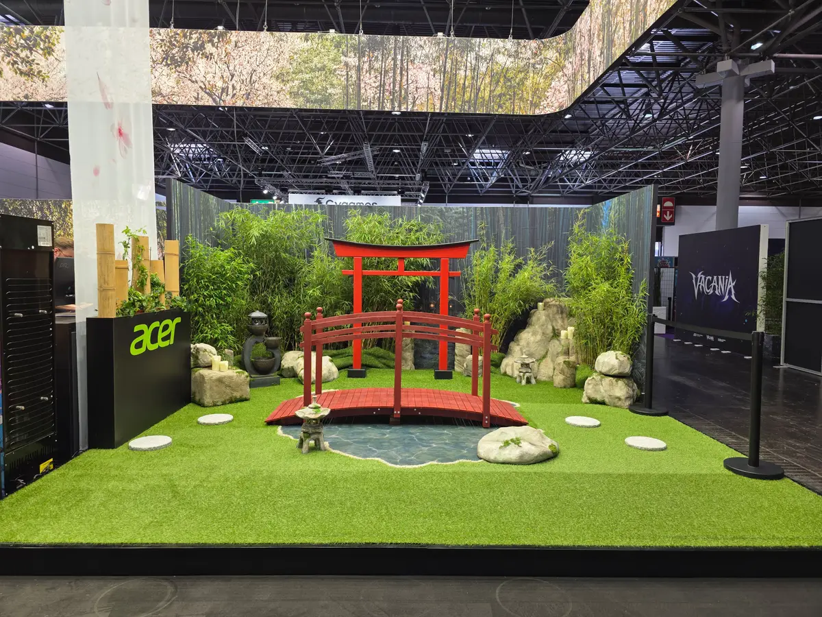 Acer auf der DoKomi 2026 – japanischer Garten mit roter Brücke und Torii – Bild 2