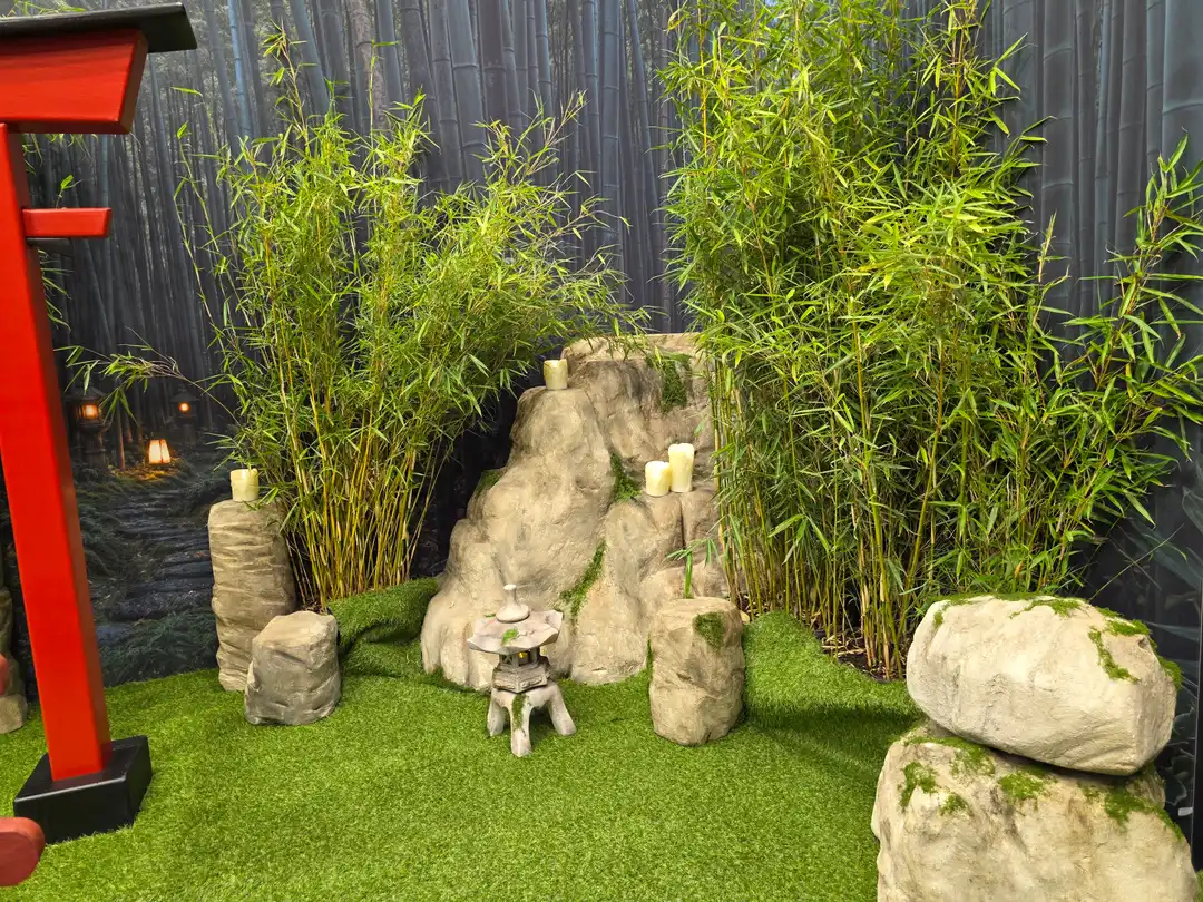 Acer auf der DoKomi 2026 – japanischer Garten mit roter Brücke und Torii – Bild 3