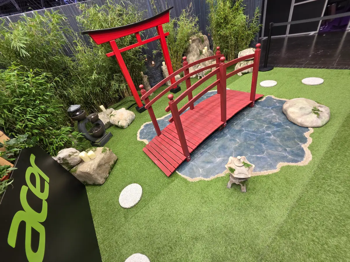 Acer auf der DoKomi 2026 – japanischer Garten mit roter Brücke und Torii – Bild 5