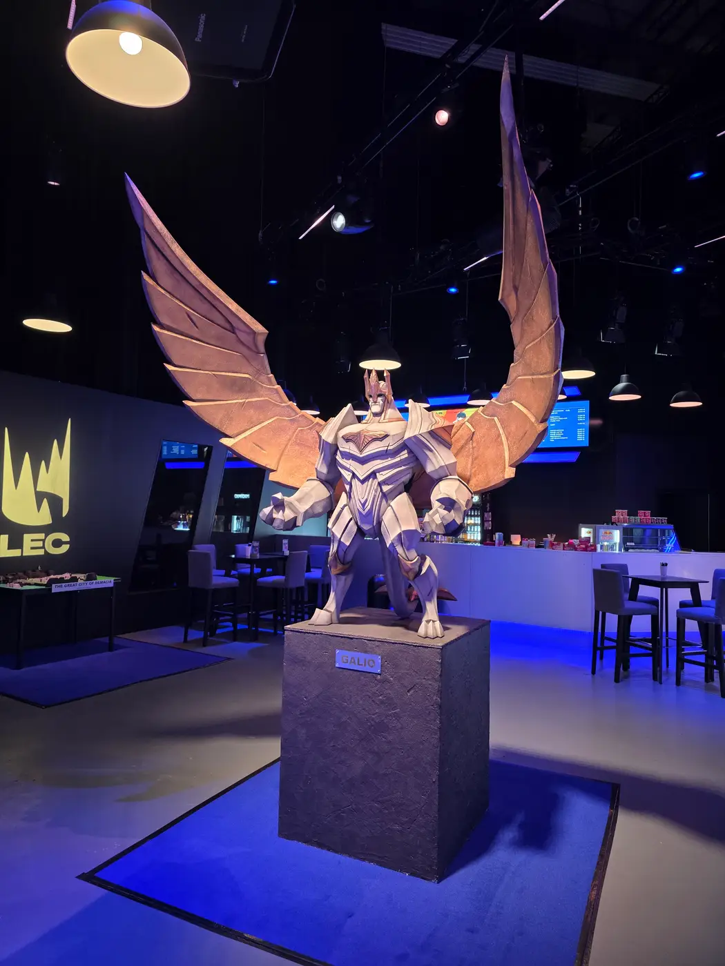 League of Legends Season One 2026 – Demacia-Installation im LEC-Studio – Bild 2