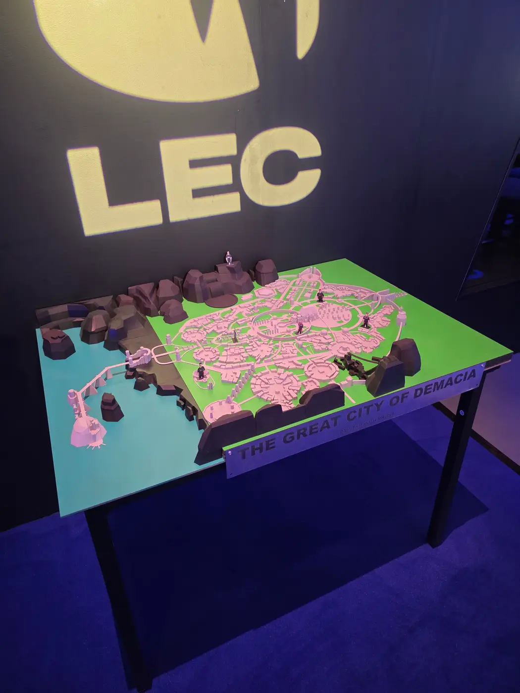 League of Legends Season One 2026 – Demacia-Installation im LEC-Studio – Bild 3