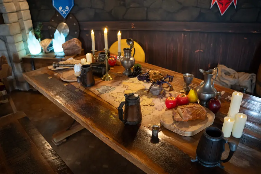 ESO Taverne – Tavernenkulisse aus The Elder Scrolls Online mit gedeckter Tafel