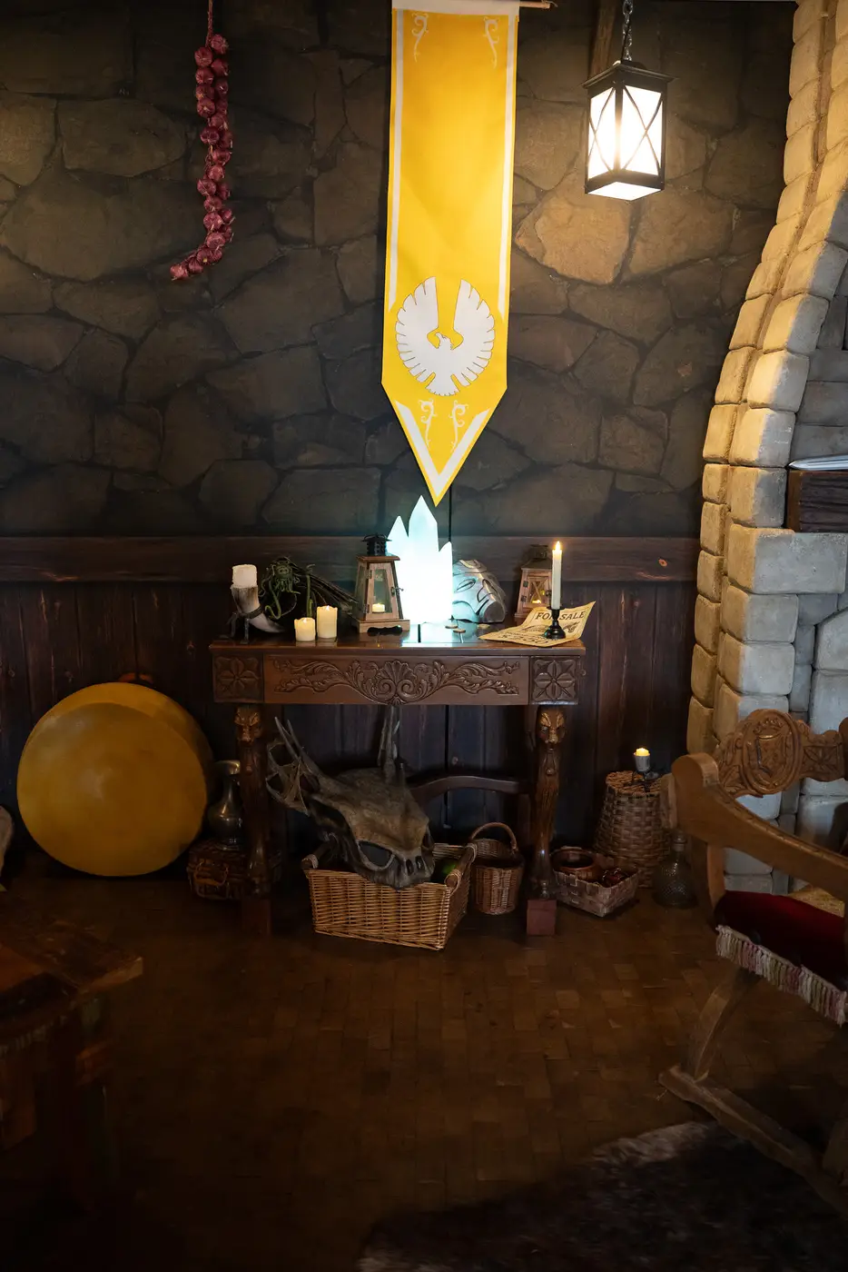 ESO Taverne – Tavernenkulisse aus The Elder Scrolls Online mit gedeckter Tafel – Bild 3
