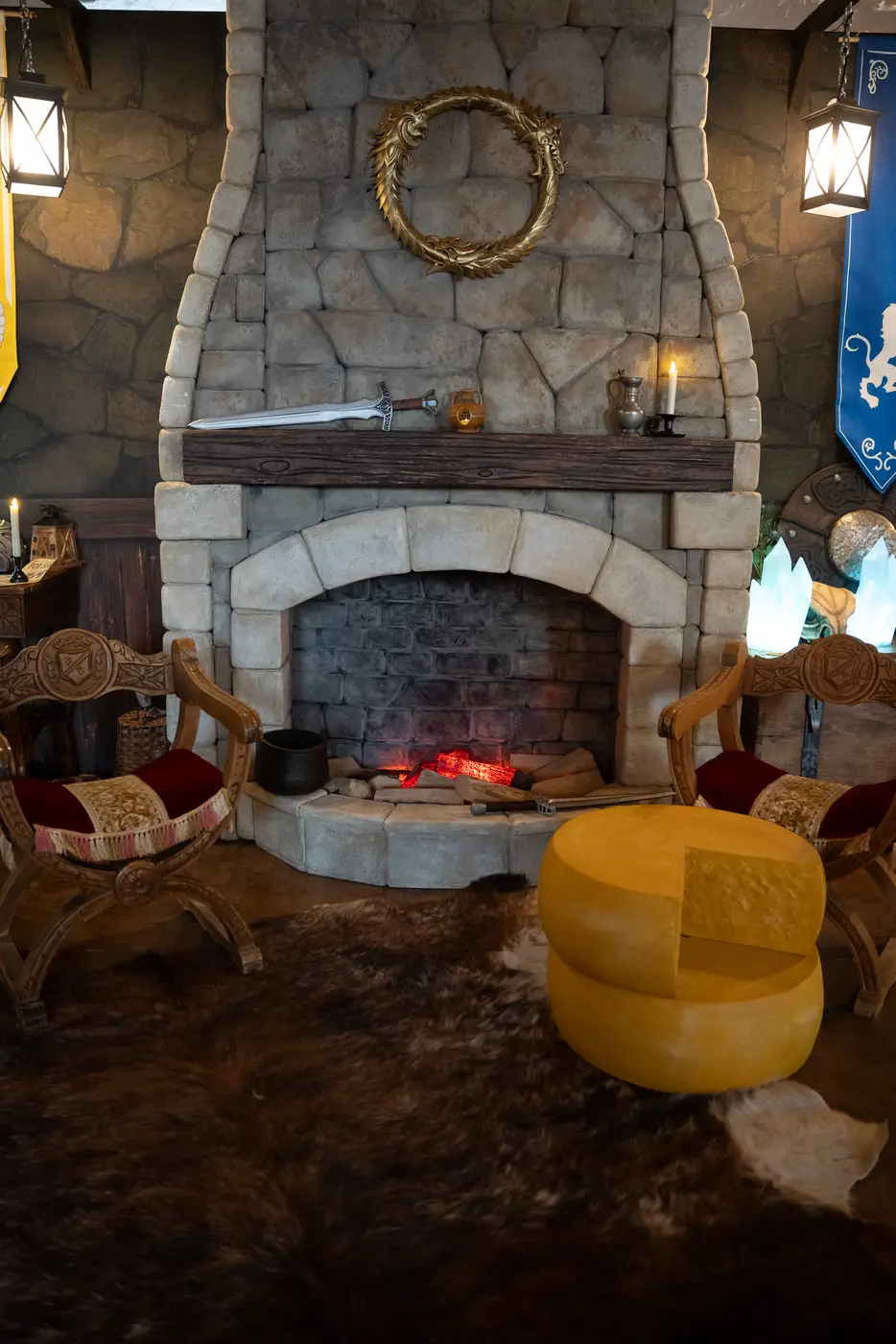 ESO Taverne – Tavernenkulisse aus The Elder Scrolls Online mit gedeckter Tafel – Bild 4