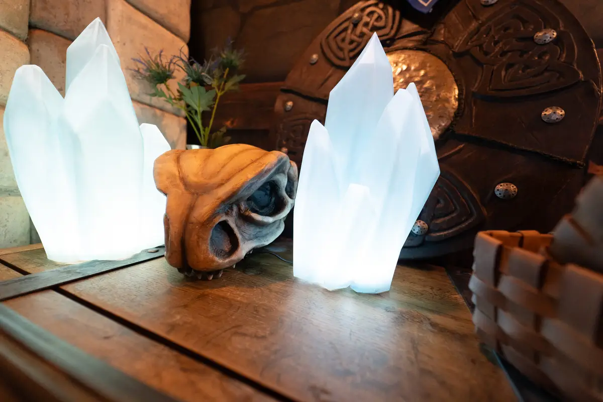 ESO Taverne – Tavernenkulisse aus The Elder Scrolls Online mit gedeckter Tafel – Bild 5