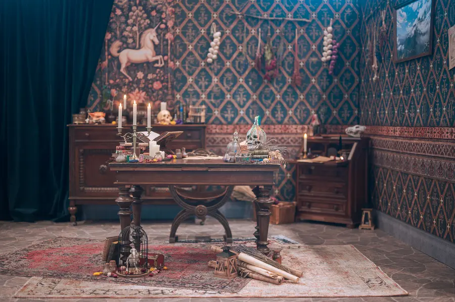 The Witcher inspirierte Photo Op – Tavernenkulisse mit Kamin und Inneneinrichtung