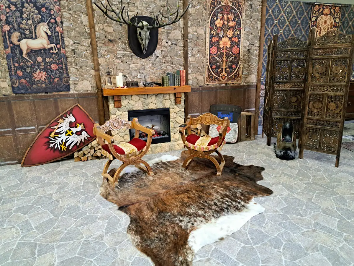 The Witcher inspirierte Photo Op – Tavernenkulisse mit Kamin und Inneneinrichtung – Bild 3