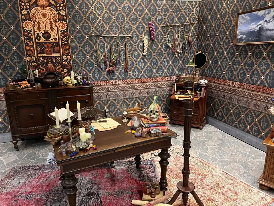 The Witcher inspirierte Photo Op – Tavernenkulisse mit Kamin und Inneneinrichtung – Bild 4