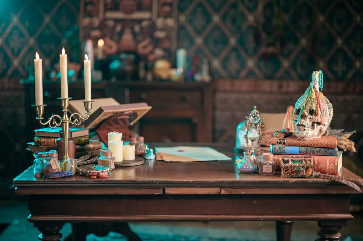 The Witcher inspirierte Photo Op – Tavernenkulisse mit Kamin und Inneneinrichtung – Bild 5
